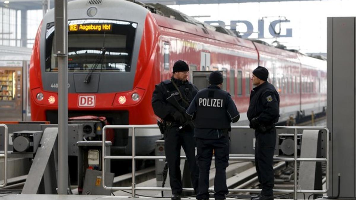 La policía alemana vigila la principal estación de Múnich.