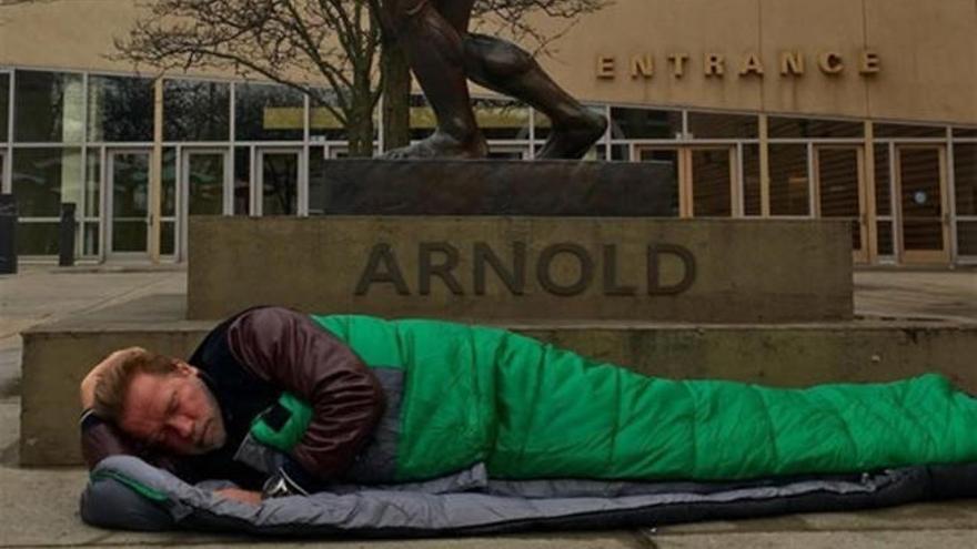Schwarzenegger durmiendo en la calle como un mendigo.