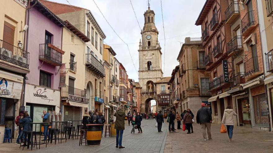 Vecinos y turistas paseando por la Plaza Mayor de la localidad toresana, durante el puente de diciembre. | I.A.