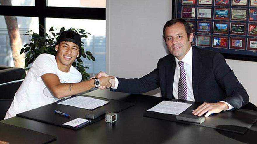 El juez Ruz recibe los contratos de Neymar