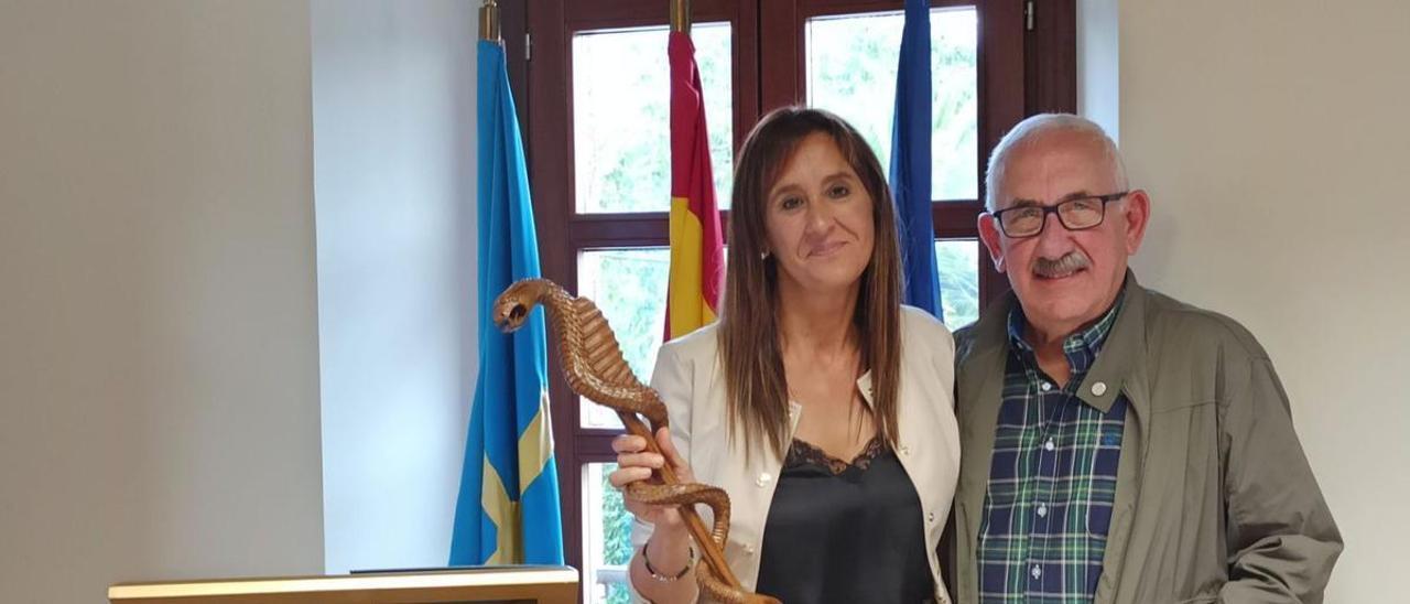 La alcaldesa, Marta Menéndez, tras recibir el bastón de mando de Candamo de manos del regidor en funciones, Gustavo Blanco. | S. Arias