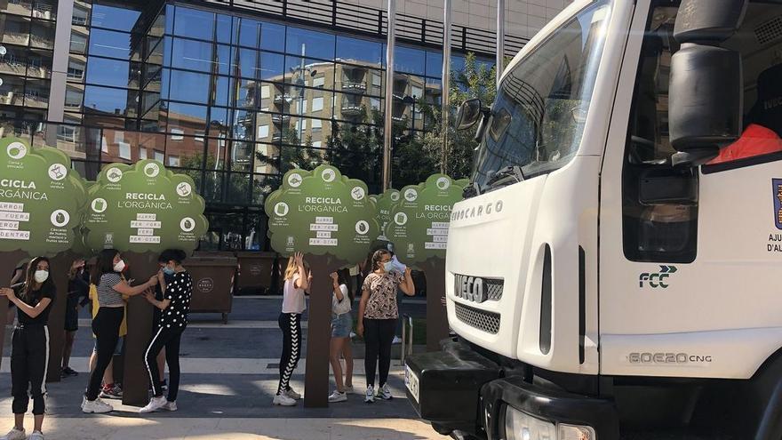 Imagen de actividades de reciclaje de residuos orgánicos en Almassora por la implantación del contenedor marrón.