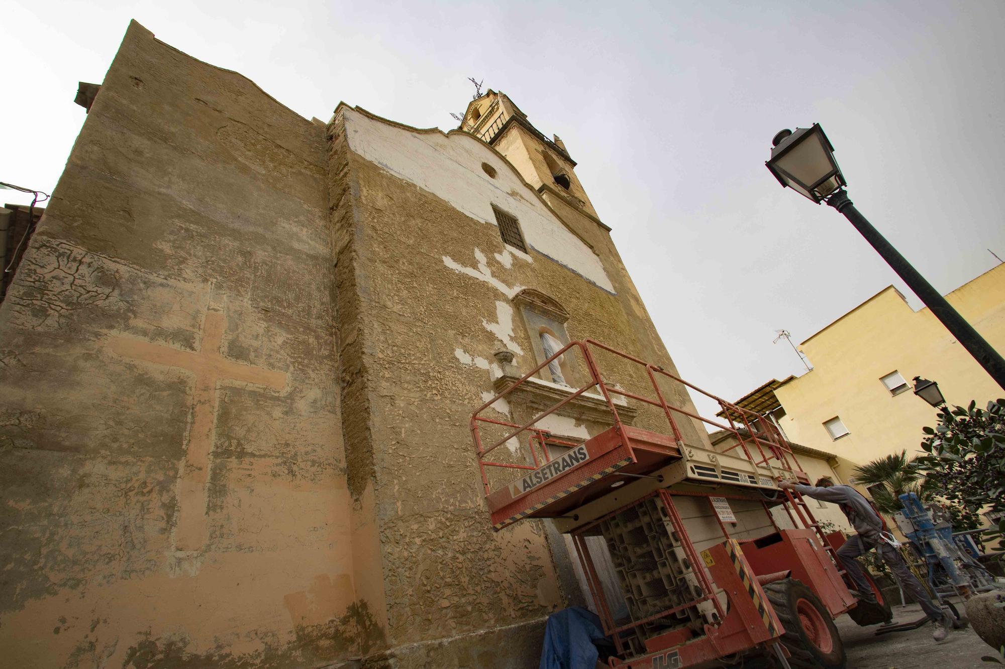 Rehabilitan la fachada y el campanario de la iglesia de Otos gracias a las aportaciones de los feligreses