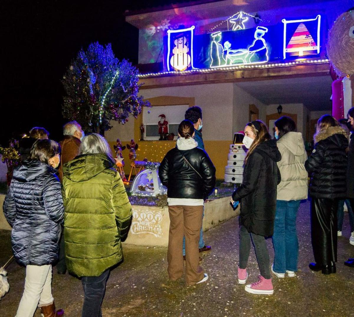 Fachada iluminada con motivos navideños el año pasado en Tábara. | Ch. S.