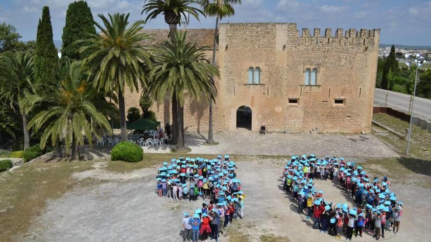 Un grupo de alumnos felicitó al Museu por su 90 aniversario.