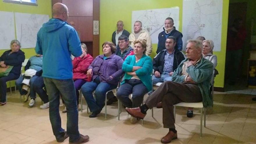 Reunión de los usuarios de la traída de Borducedo, en Vizoño, con el técnico municipal.