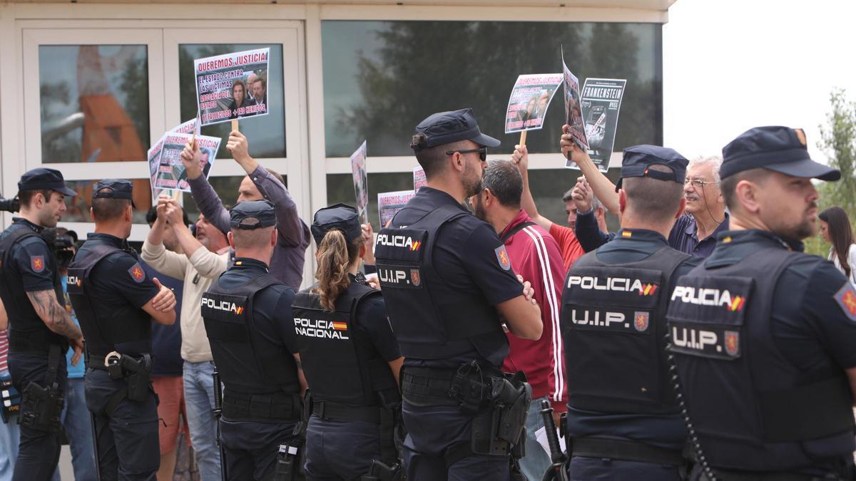 Protestas de víctimas durante la última jornada del juicio por el accidente del Alvia de Angrois, en julio de 2024.
