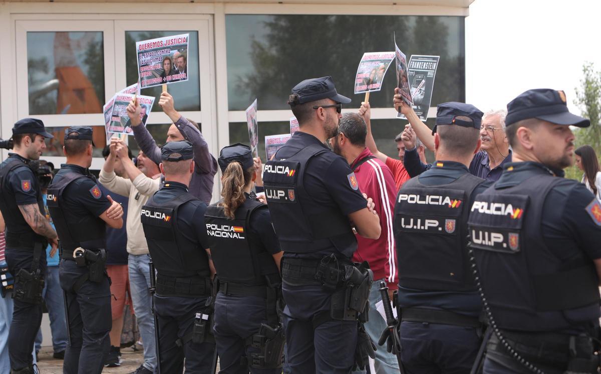 Protestas de víctimas durante la última jornada del juicio por el accidente del Alvia de Angrois, en julio de 2024.