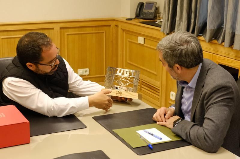 Las Palmas de Gran Canaria. El presidente de Canarias, Fernando Clavijo, recibe al secretario general de UGT en las islas, Gustavo Santana, y a los miembros de su Ejecutiva, que le entregarán una estatuilla conmemorativa del 130 aniversario del sindicato.  | 11/03/2019 | Fotógrafo: José Carlos Guerra