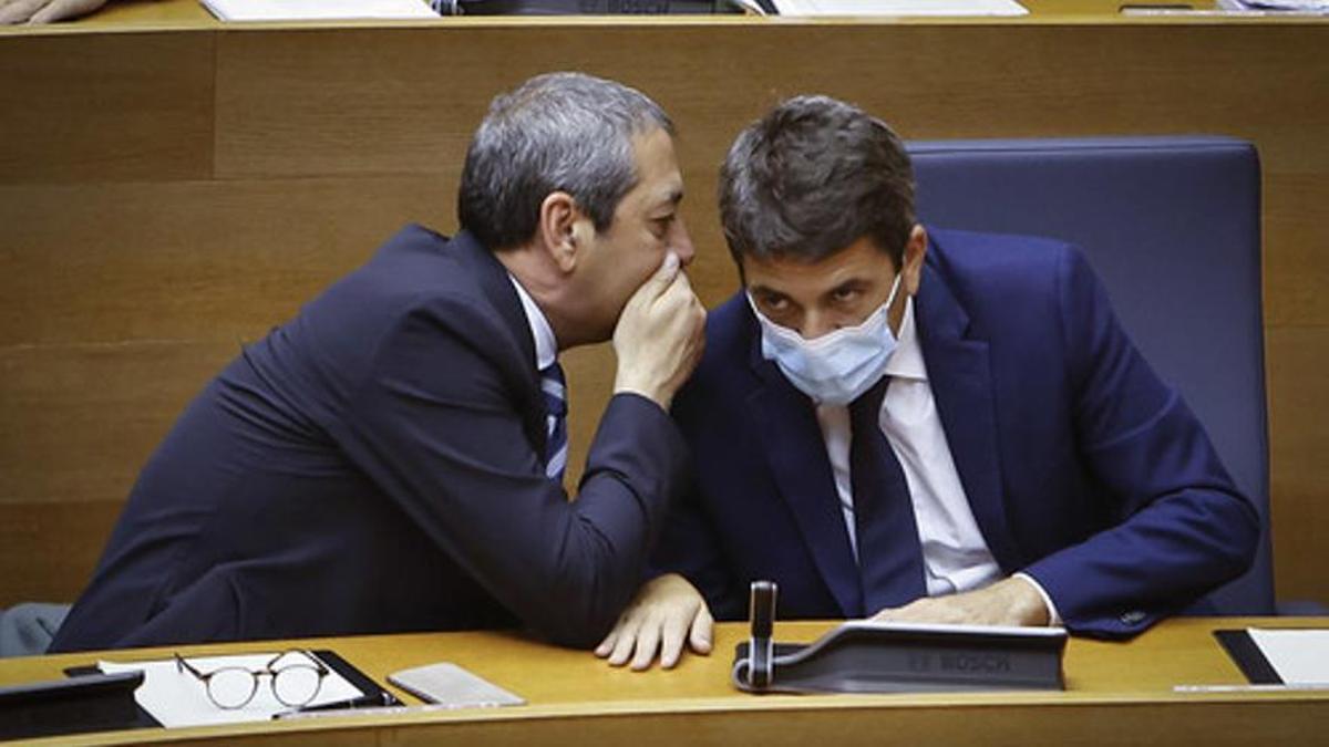 El vicepresidente Barrera y el presidente Mazón hablan durante la votación en las Corts.