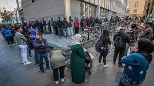 Colas de inmigrantes en las oficinas de la Oficina dAtenció Ciutadana de la plaza de Sant Miquel de Barcelona