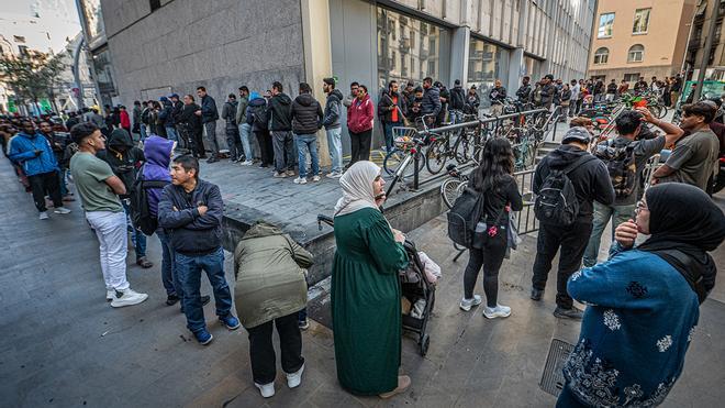 Comienza el proceso de regularización: web abierta y colas ante consulados y oficinas de atención al público