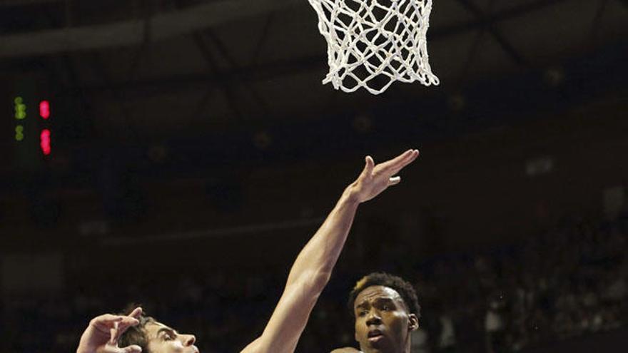 Carlos Suárez intenta taponar la entrada a canasta del base norteamericano del Laboral Kutxa BasKonia, Darius Adams.