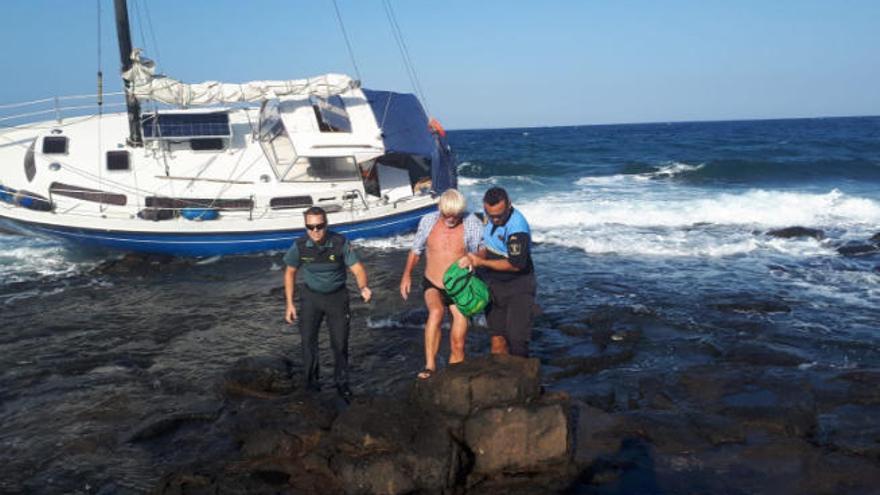 Rescatados los dos ocupantes de un velero encallado en Fuerteventura