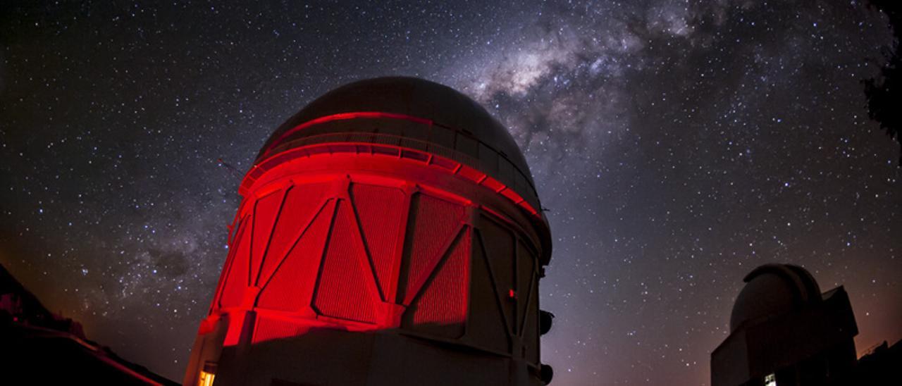 El telescopio Víctor Manuel Blanco, en Chile, y la Vía Láctea.