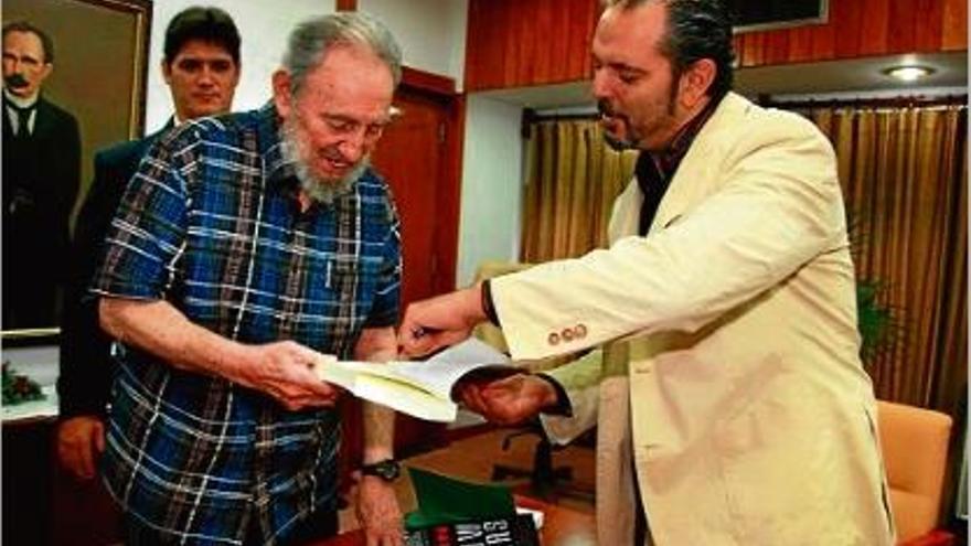 Estulin va reunir-se amb Fidel Castro per entregar-li el llibre &quot;La verdadera historia del Club Bilderberg&quot;.