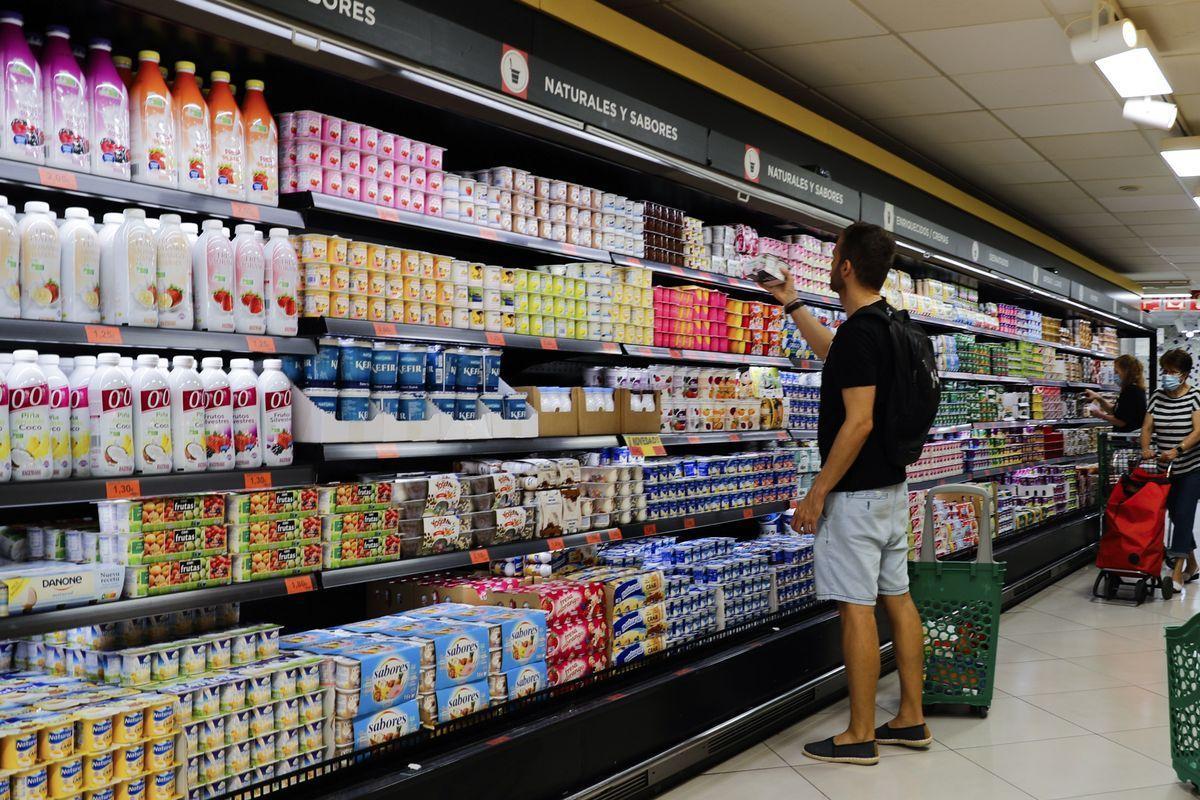 Un lineal de alimentos en un supermercado, en una imagen de archivo.