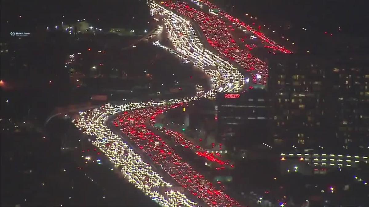 Monumental embús a Los Angeles de gent que intenta arribar a casa per al sopar d’Acció de Gràcies.