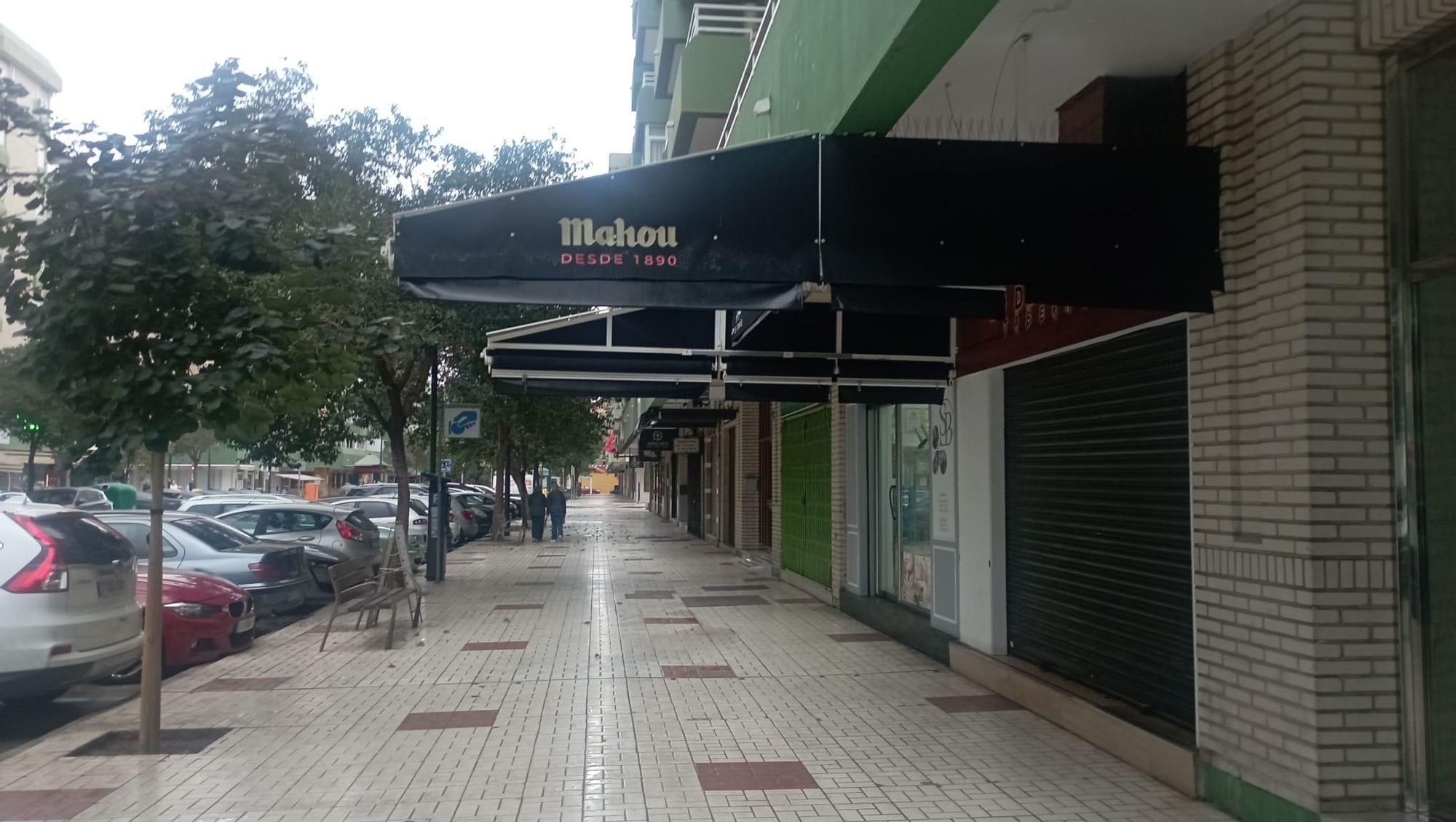 En Echeverr�a del Palo, la mayor�a de comercios cerrados, salvo alguna �ptica, ferreter�a y farmacia.jpeg
