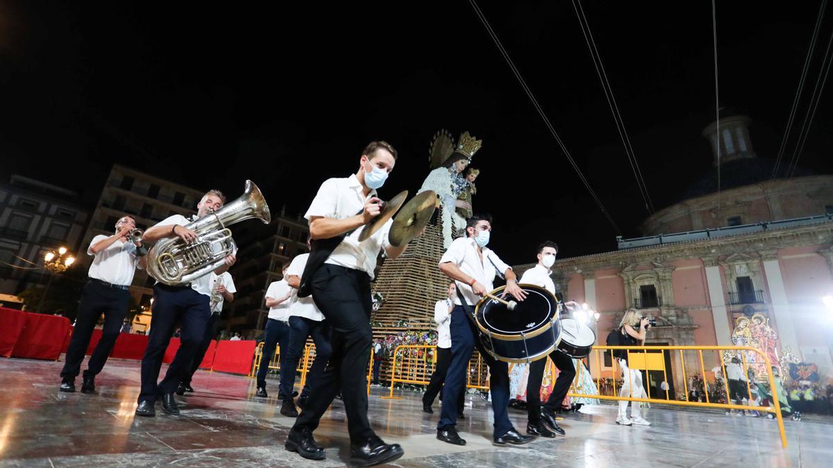 Búscate en el primer día de la ofrenda por la Calle Caballeros de las 21:00 a las 22:00