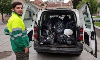 El botellón vuelve a dejar plásticos, basura y cristales en las plazas
