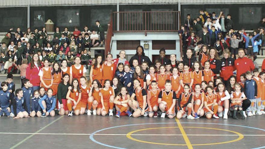 Visita de jugadoras del Celta baloncesto al colegio. // FDV
