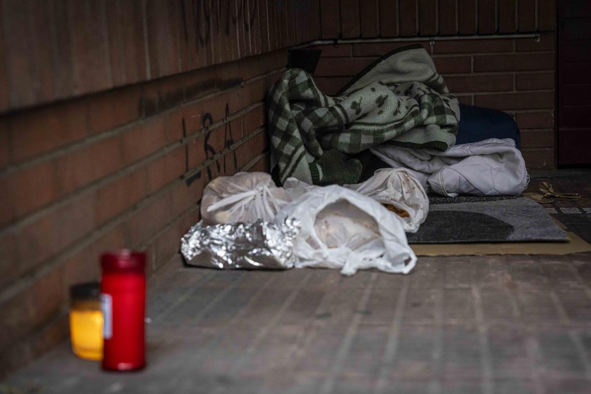 Imagen de las pertenencias del hombre que vivía en la calle Torras y Bages de Badalona y que murió este 6 de enero