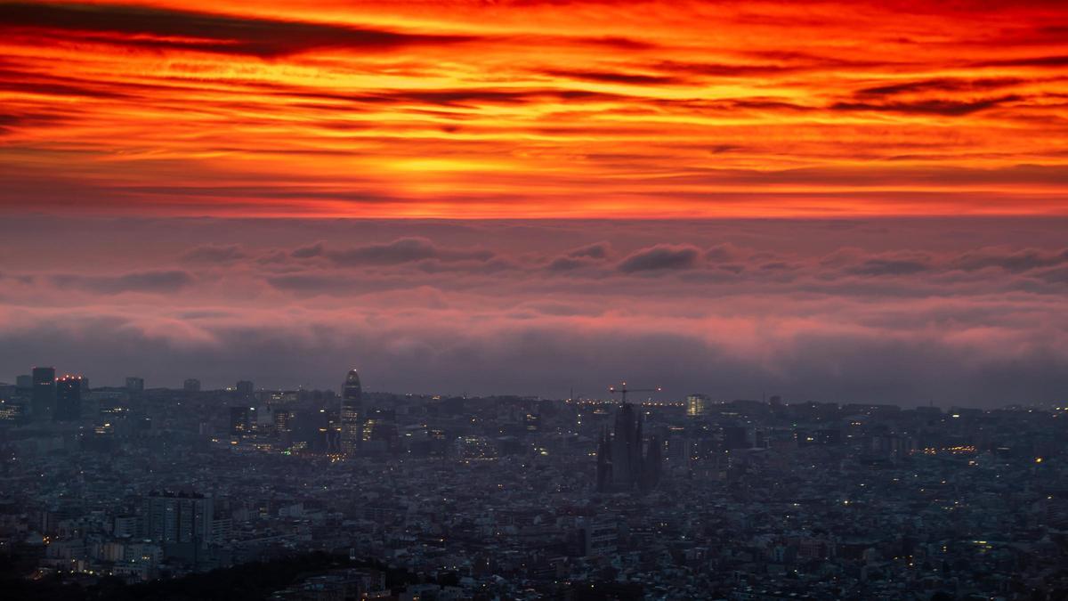 Bonita combinación de nubes el 6 de febrero al amanecer, en Barcelona. Al salir el Sol, las nubes altas se encienden en el horizonte con las primeras luces del Sol aún por debajo, y mientras, una capa de nubes bajas llega desde el mar a Barcelona