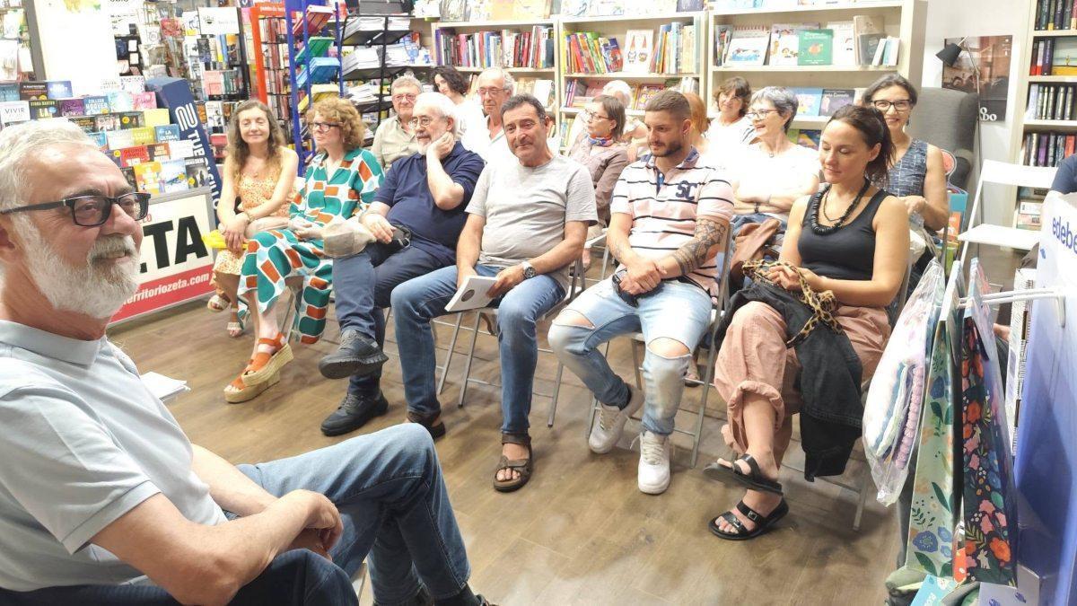 Manuel Portas en la presentación de ‘Mazarelos’ en la Libraría Bahía de Foz.