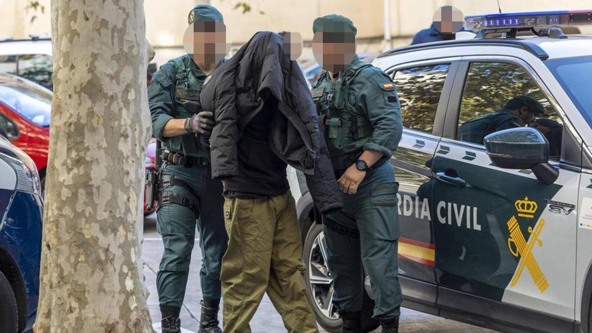 Sebastián O.A., cubierto con una chaqueta, al ser conducido por la Guardia Civil al juzgado.