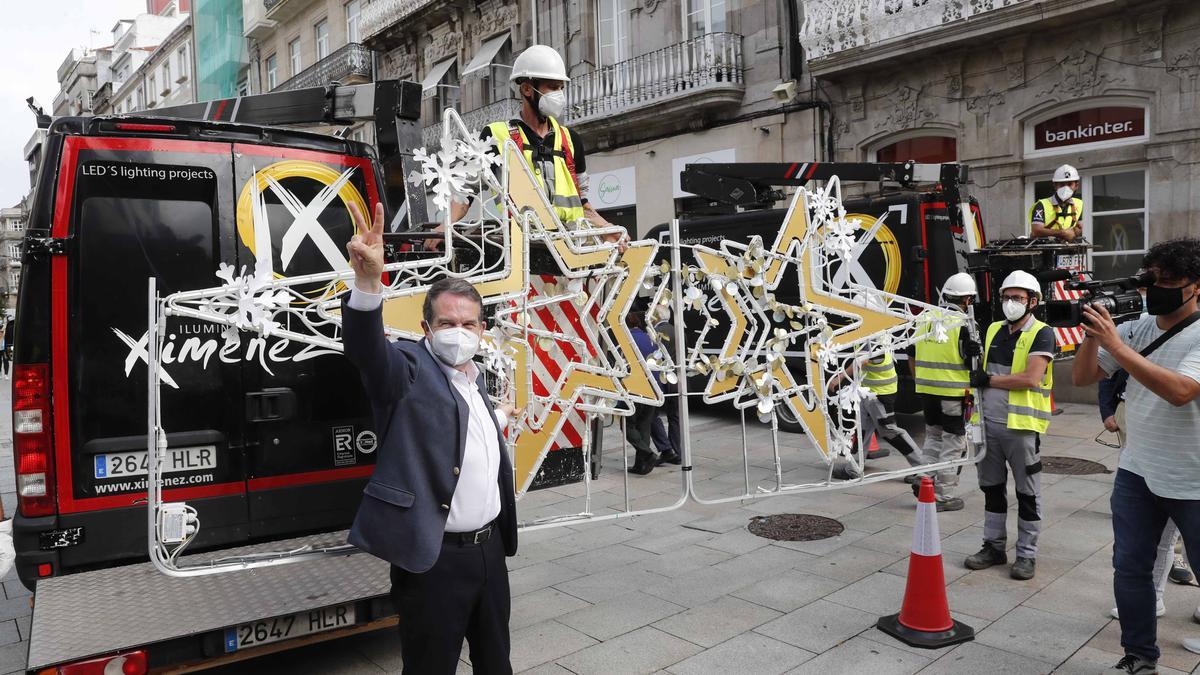 Caballero celebra el inicio del montaje de la iluminación navideña