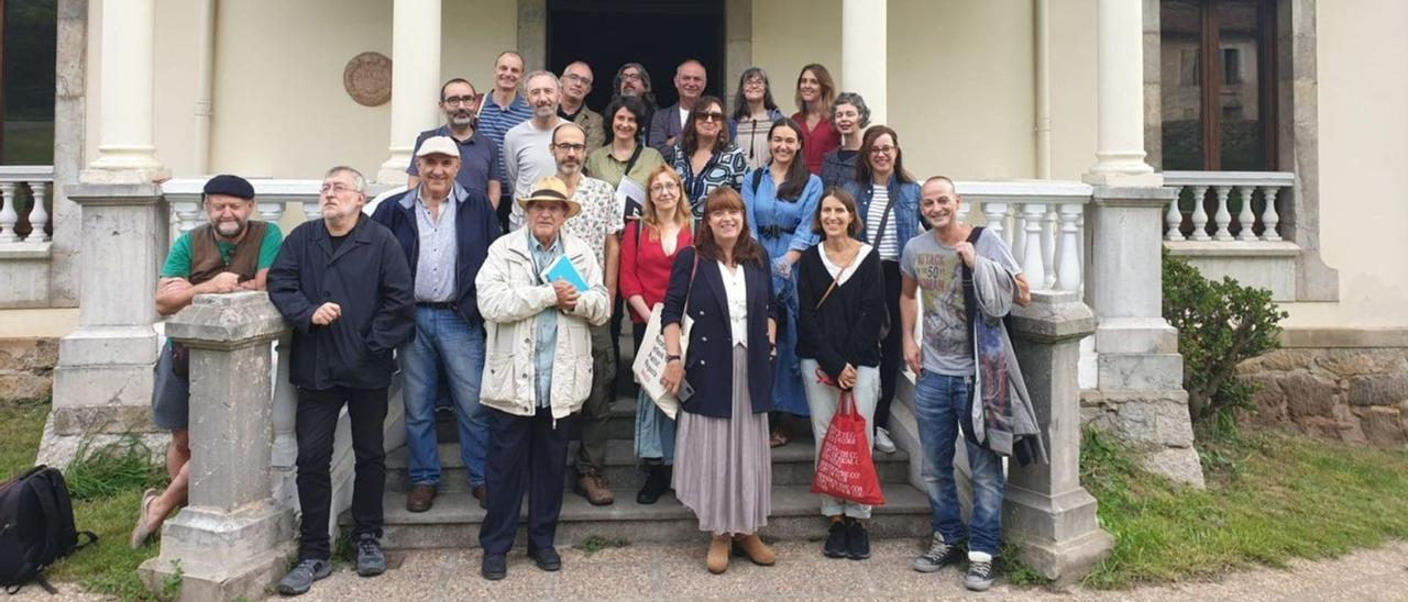 Foto de familia de los participantes en la jornada de ayer en Verines.