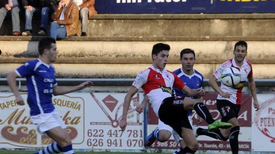 Óscar controla un balón ante la presión de dos jugadores del As Pontes. // Noé Parga