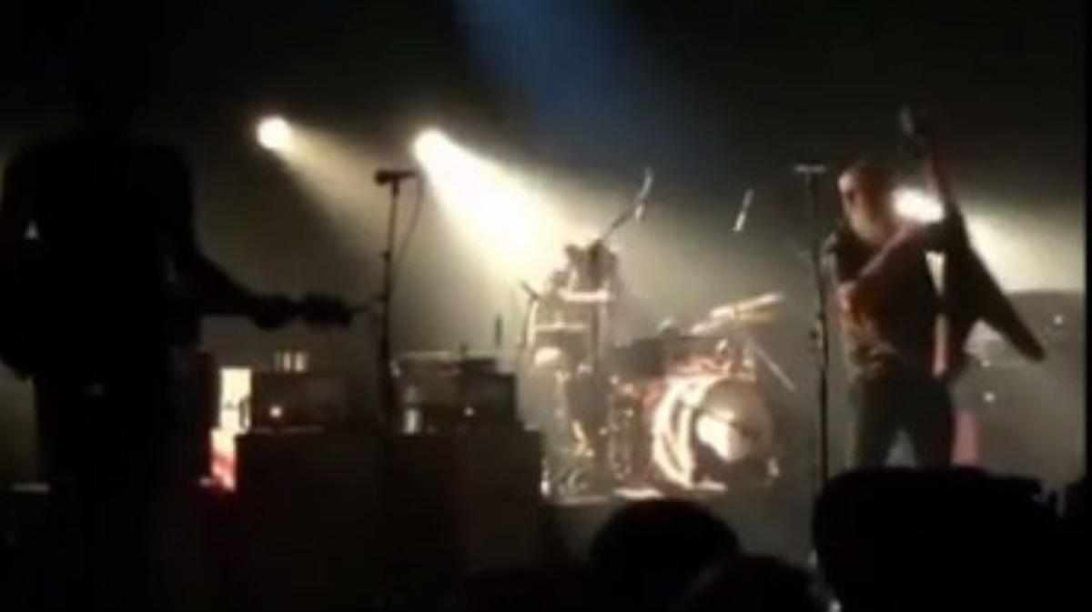 Un fan grava el moment en què els terroristes entren disparant a la sala Bataclan.
