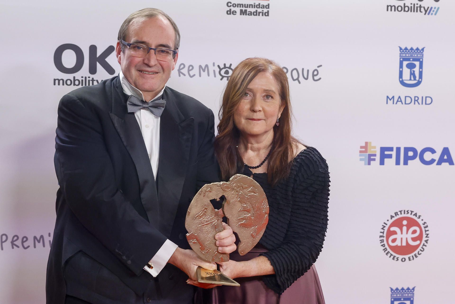 La realizadora y guionista Maria Luisa Pujol y el presidente de la Fundaci�n Aula de Cine, Jorge S. Bonet, tras recibir el premio a �Mejor largometraje documental� por su trabajo �Juan Marin�. Un siglo de cine�.jpg