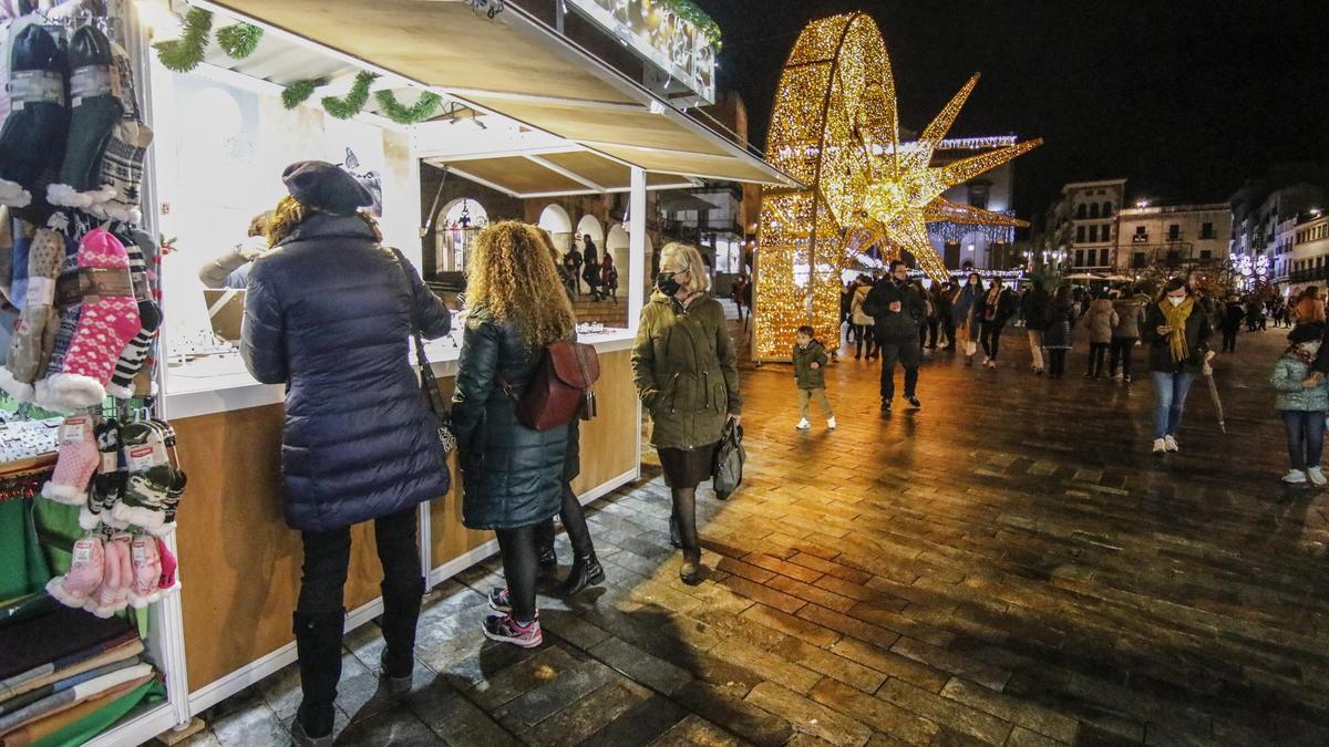 Imagen del mercado navideño en la plaza Mayor.