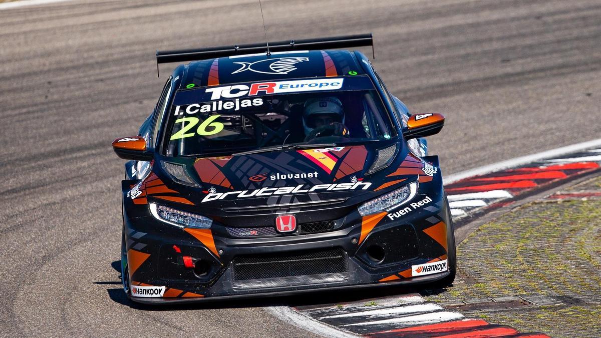 Isidro Callejas conduce su coche en el circuito alemán.