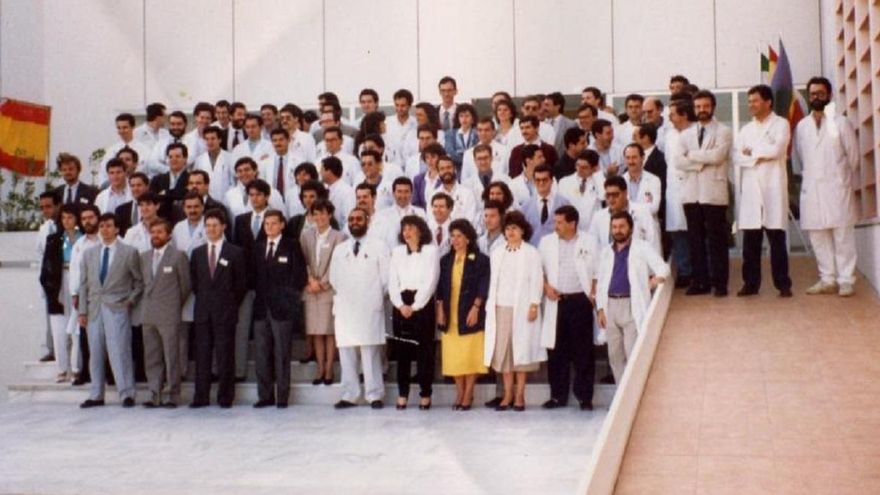 La foto que se tomó en 1988, cuando se inauguró el edificio del laboratorio de I+D de Fujitsu en Málaga.