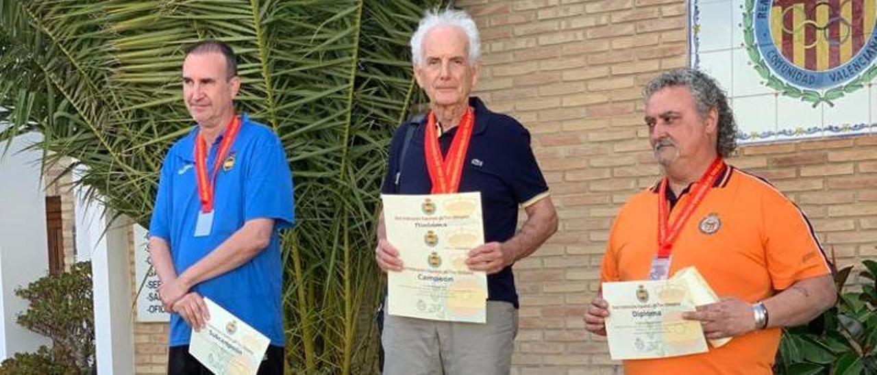 El veterano tirador ibicenco Carlos Costa, en lo alto del podio del Campeonato de España.