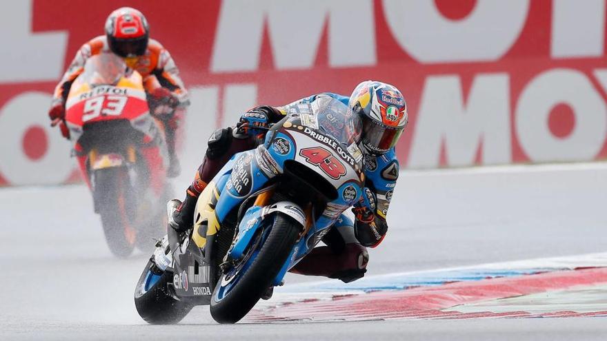 Jack Miller, per davant de Marc Màrquez, en un moment de la cursa d&#039;ahir a Assen · EFE