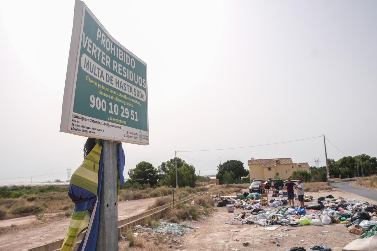 Un cartel del Ayuntamiento de San Vicente advierte de las multas.