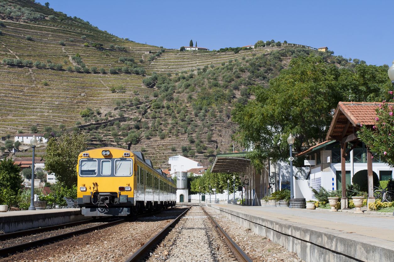 Portugal cuenta con una red ferroviaria que está acelerando su modernización.