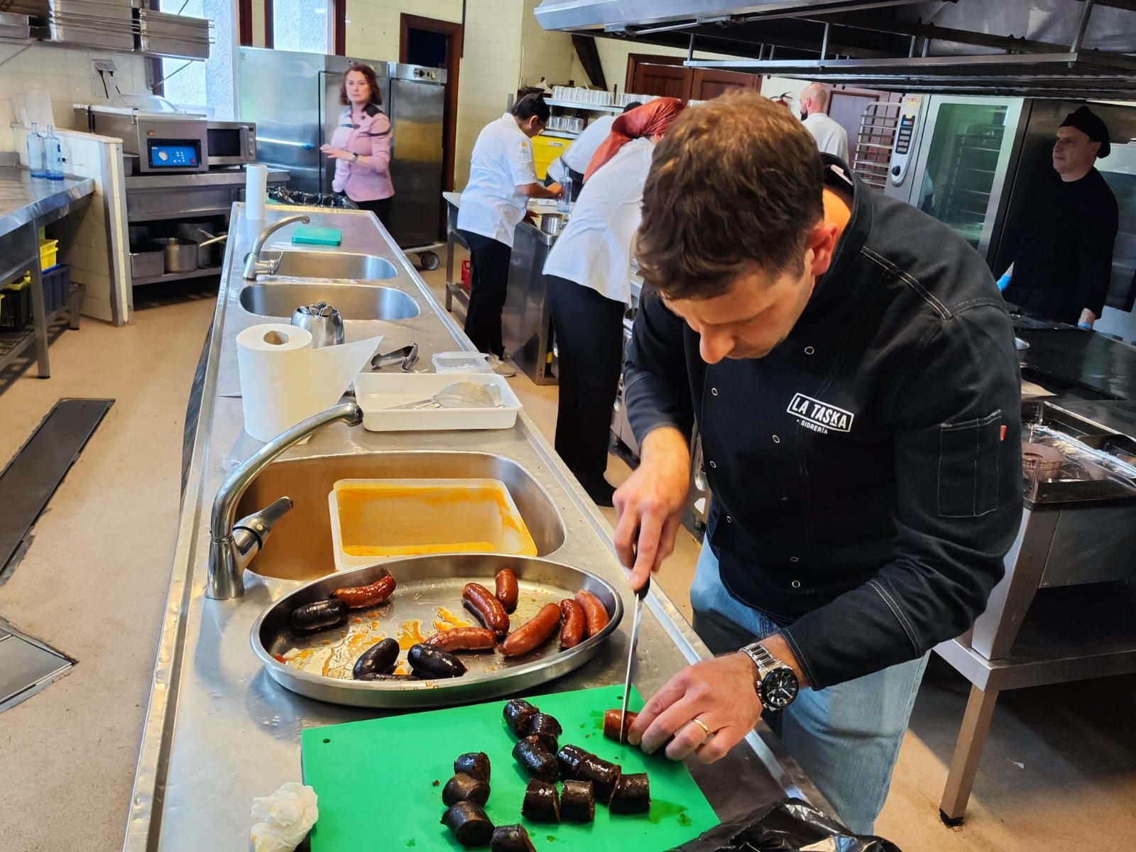 La Cantina de Villalegre cocina la "Mejor Fabada del Mundo": así fue el concurso gastronómico