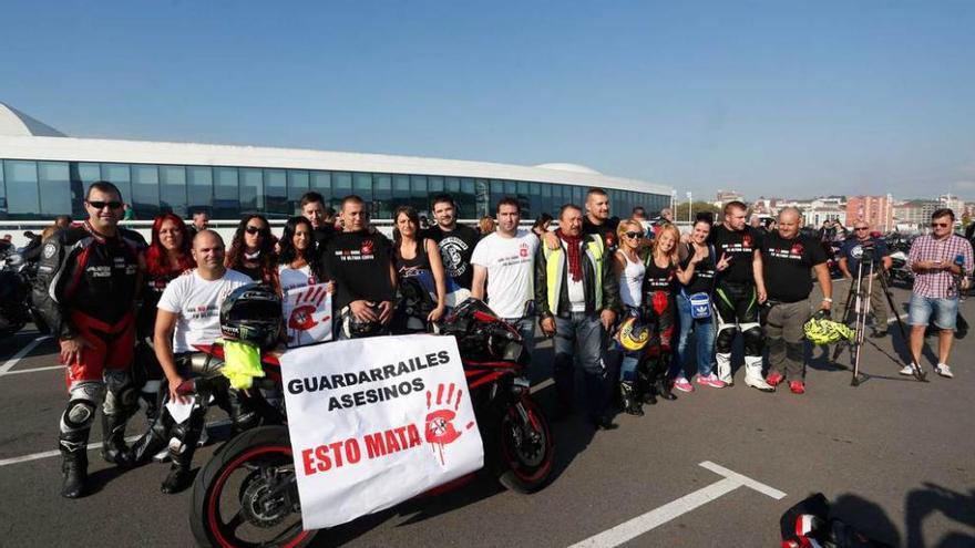 Un grupo de motoristas participantes en la concentración asturiana, en el parking del Niemeyer.