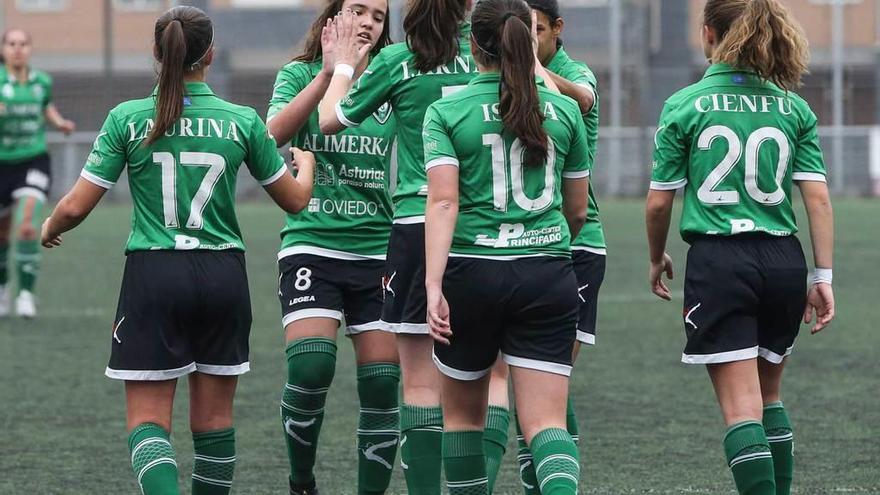 Las jugadoras del Moderno celebran un gol en el Díaz Vega.