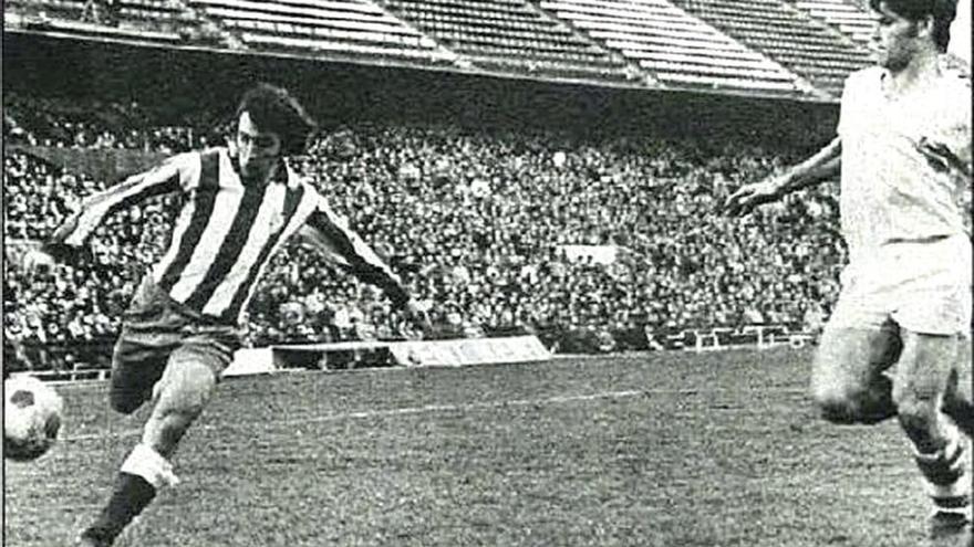 Armando Ufarte, ante el céltico Hidalgo, en un partido en el Vicente Calderón.