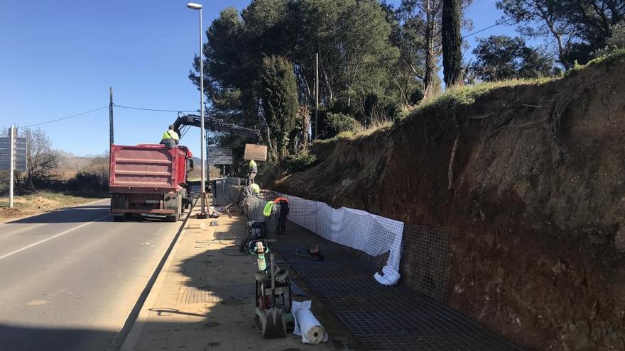 Construcció del mur de gabions de pedra a Llagostera.