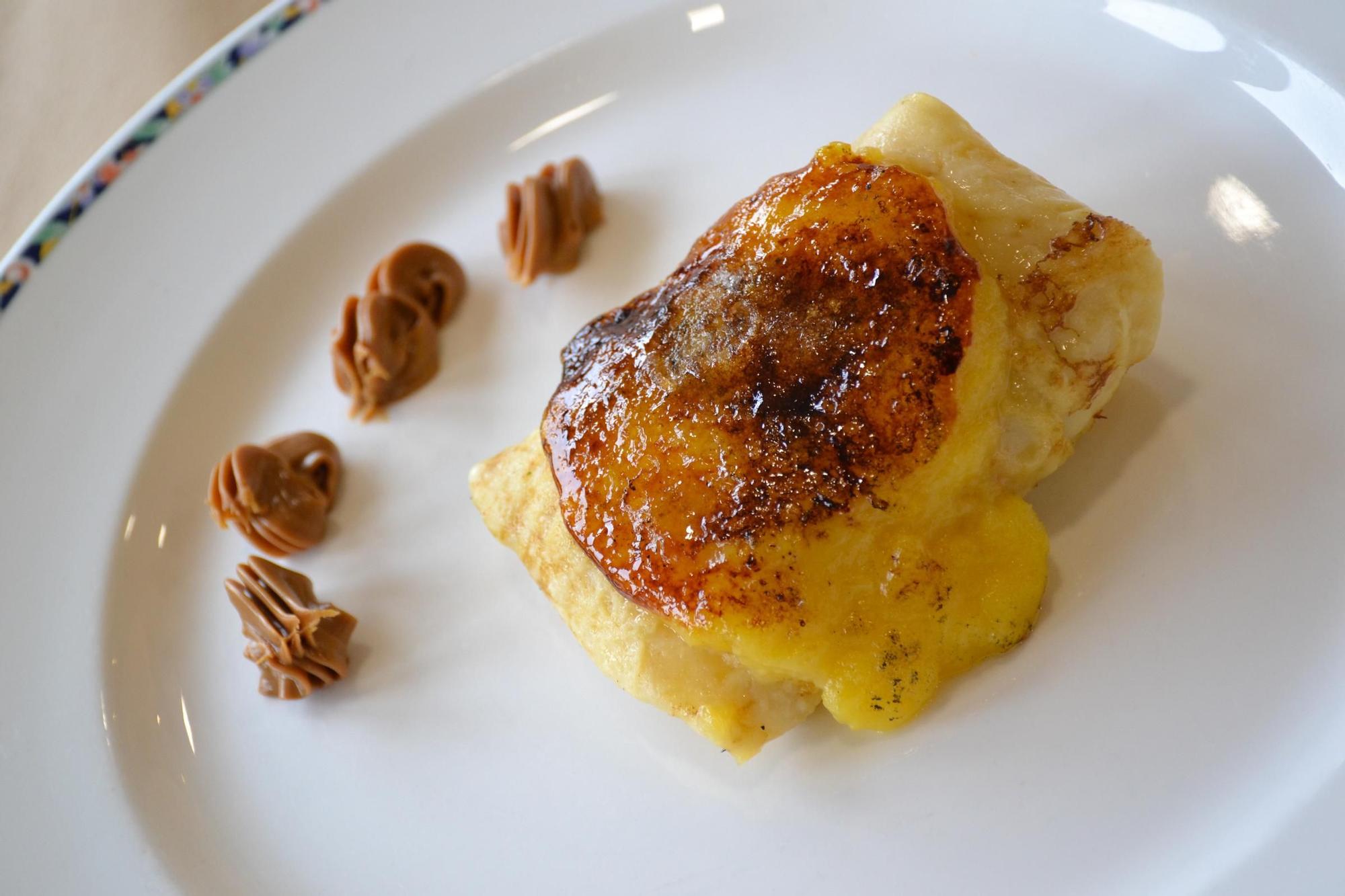 Frixuelo relleno de arroz con leche y con azúcar requemado.