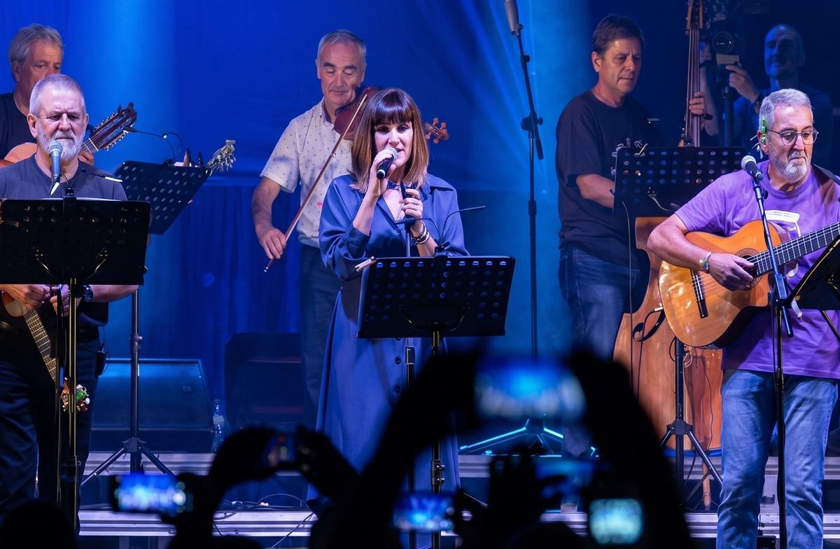 Rozalén con La Ronda de Boltaña en el concierto del Festival Castillo de Aínsa.
