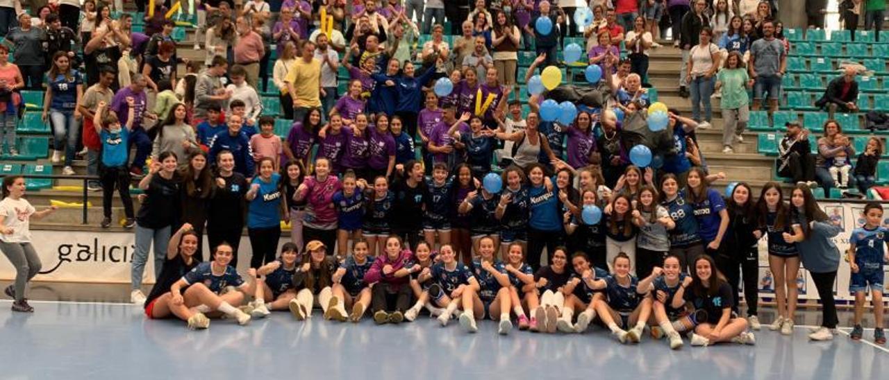 Las cadetes del Salón Avilés Cangas celebran, ayer en O Gatañal, su clasificación para la Final a 8.